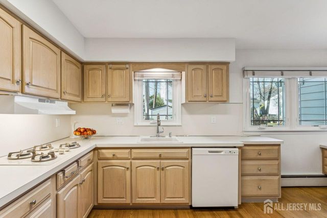 8 Periwinkle Place, Colonia, NJ 07067