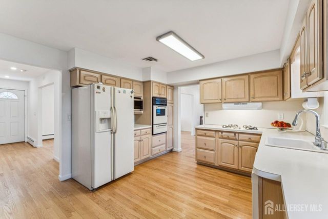 8 Periwinkle Place, Colonia, NJ 07067