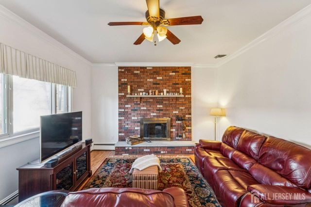 8 Periwinkle Place, Colonia, NJ 07067