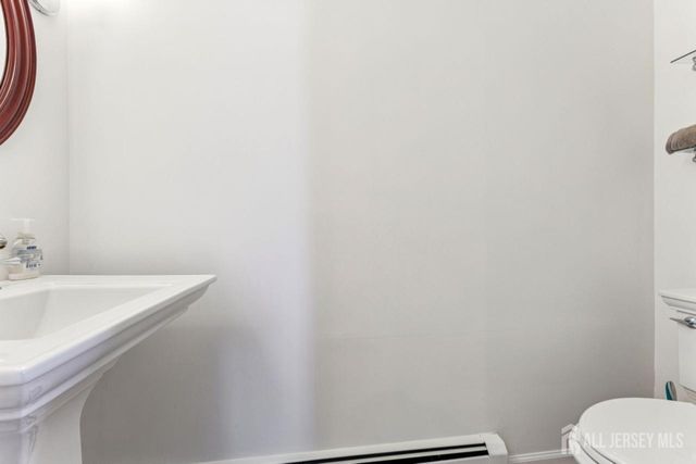 8 Periwinkle Place, Colonia, NJ 07067