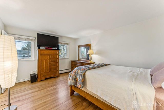 8 Periwinkle Place, Colonia, NJ 07067