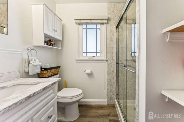 8 Periwinkle Place, Colonia, NJ 07067