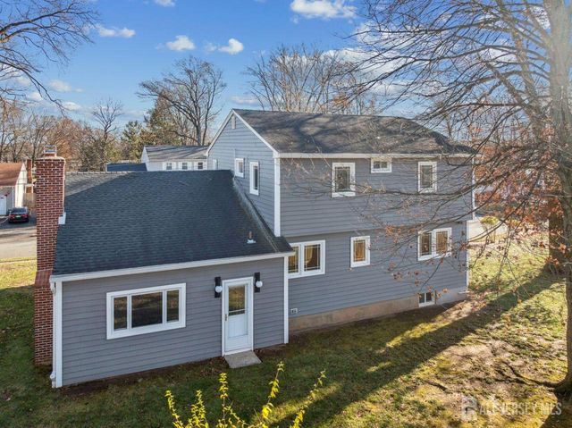 8 Periwinkle Place, Colonia, NJ 07067