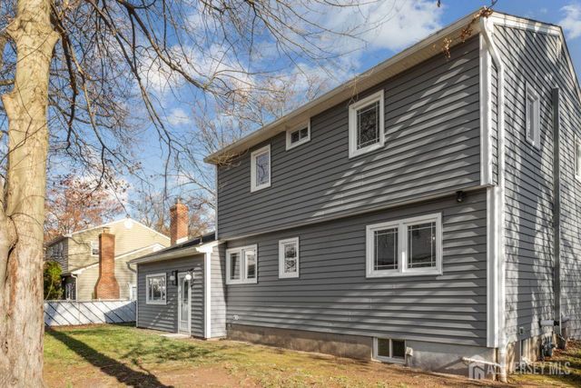 8 Periwinkle Place, Colonia, NJ 07067