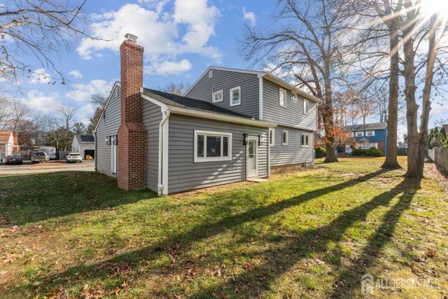 8 Periwinkle Place, Colonia, NJ 07067