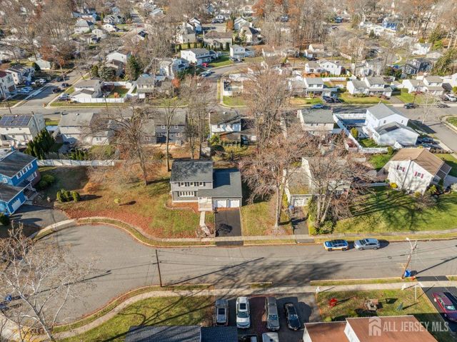 8 Periwinkle Place, Colonia, NJ 07067