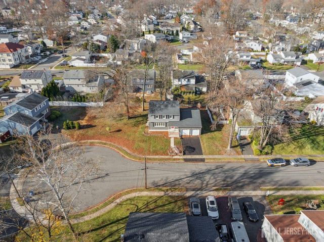 8 Periwinkle Place, Colonia, NJ 07067