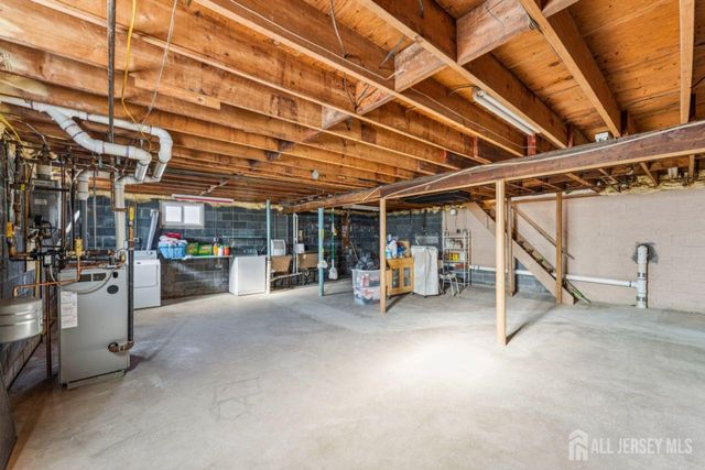 8 Periwinkle Place, Colonia, NJ 07067