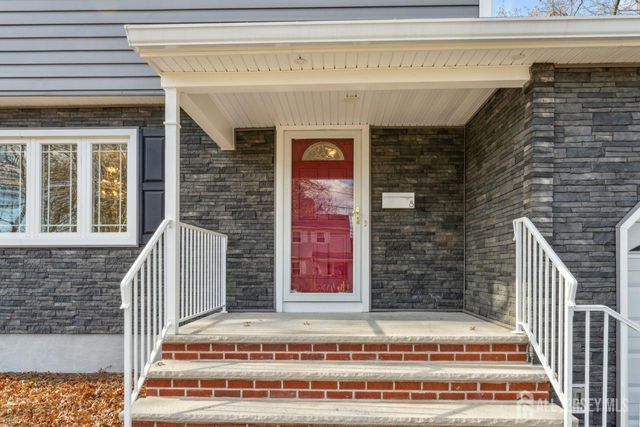 8 Periwinkle Place, Colonia, NJ 07067