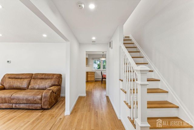 8 Periwinkle Place, Colonia, NJ 07067