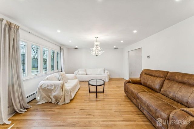 8 Periwinkle Place, Colonia, NJ 07067