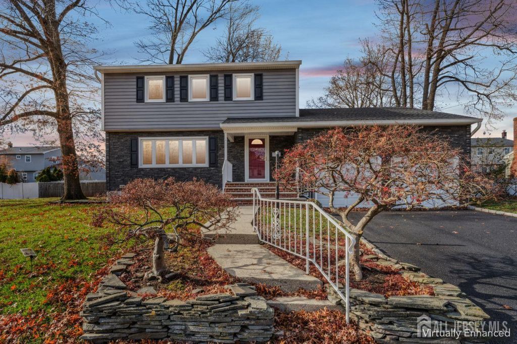 8 Periwinkle Place, Colonia, NJ 07067