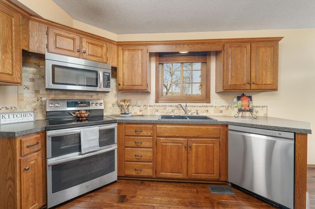 2124 E Countryview Dr, Derby, KS 67037