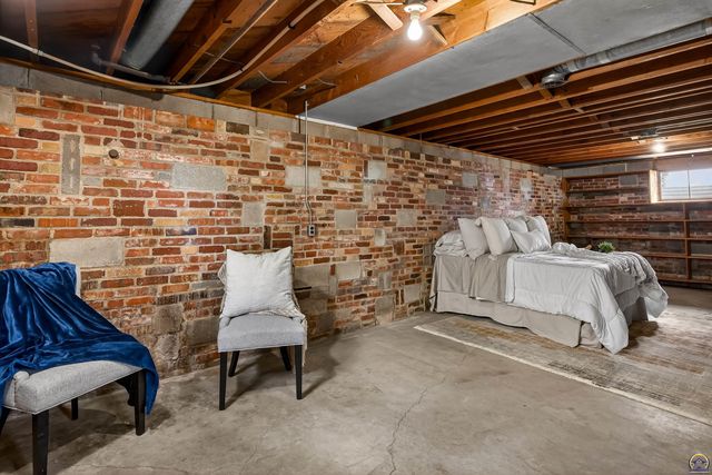 415 SW Orchard ST, Topeka, KS 66618