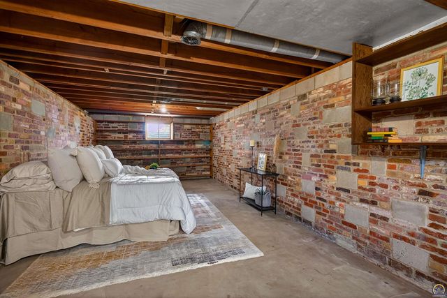 415 SW Orchard ST, Topeka, KS 66618