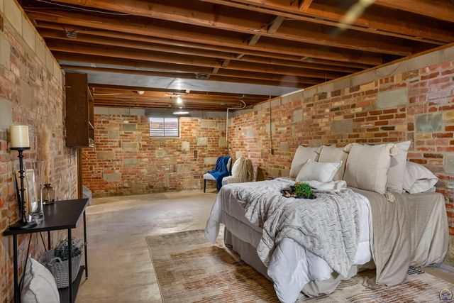 415 SW Orchard ST, Topeka, KS 66618