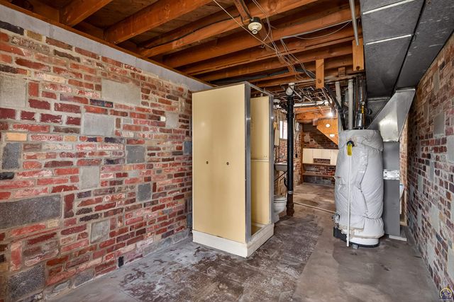 415 SW Orchard ST, Topeka, KS 66618