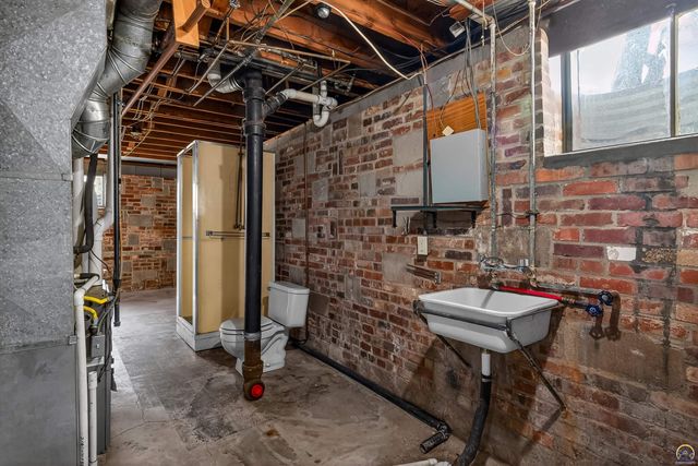 415 SW Orchard ST, Topeka, KS 66618