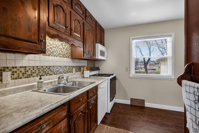 415 SW Orchard ST, Topeka, KS 66618