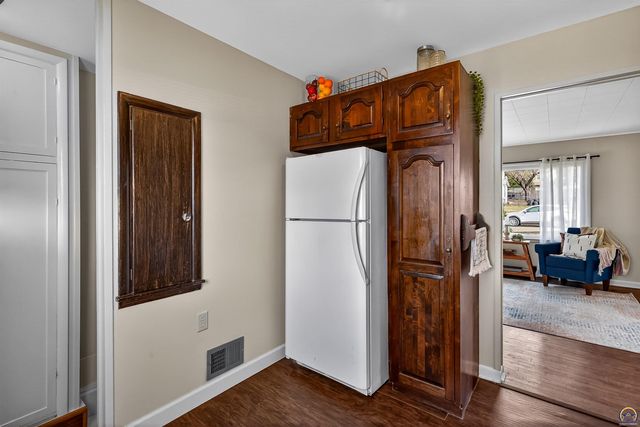 415 SW Orchard ST, Topeka, KS 66618