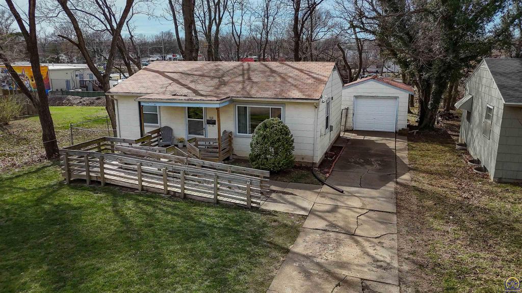 415 SW Orchard ST, Topeka, KS 66618