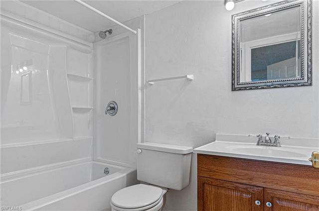 225 TURTLE LAKE CT # 209, Naples, FL 34105