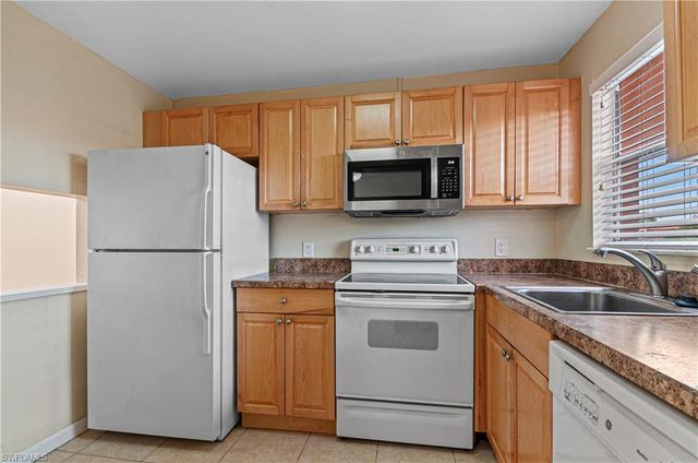 225 TURTLE LAKE CT # 209, Naples, FL 34105