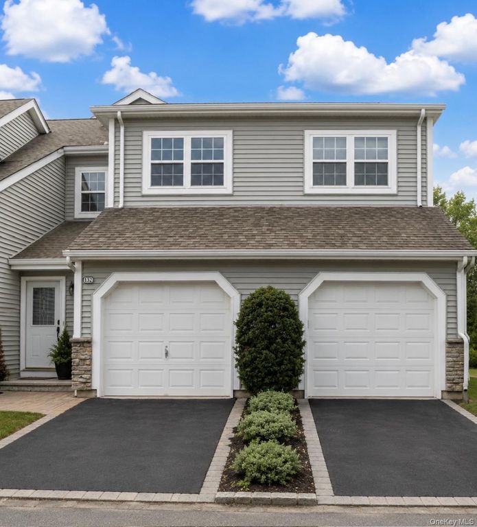 132 Carriage Lane, Plainview, NY 11803