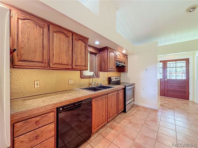 11 Patricia Road, Yankeetown, FL 34498
