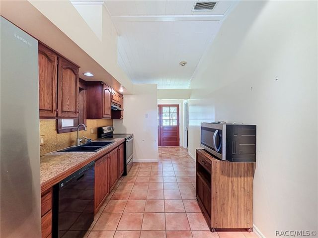 11 Patricia Road, Yankeetown, FL 34498