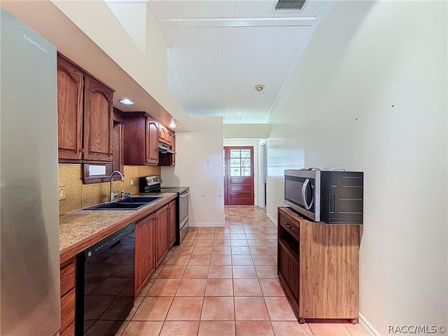 11 Patricia Road, Yankeetown, FL 34498