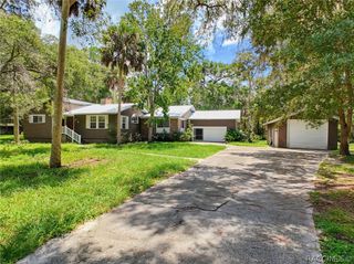 11 Patricia Road, Yankeetown, FL 34498
