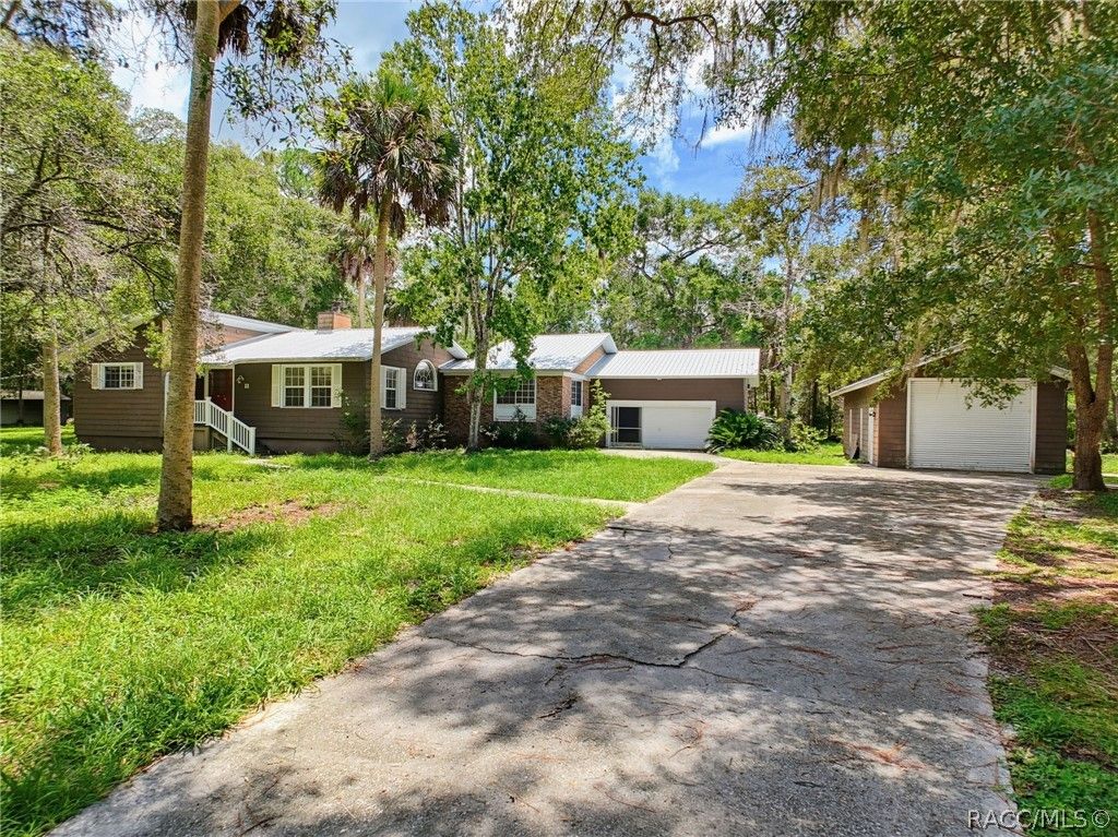 11 Patricia Road, Yankeetown, FL 34498