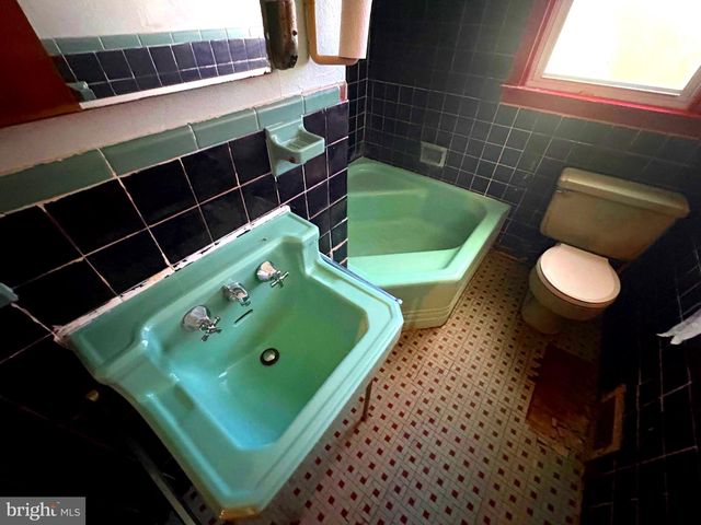 1021 E VERNON RD, Philadelphia, PA 19150