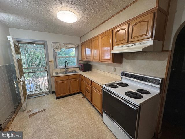 1021 E VERNON RD, Philadelphia, PA 19150