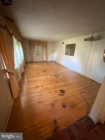 1021 E VERNON RD, Philadelphia, PA 19150