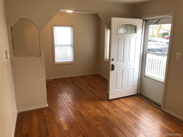 220 W Columbia Avenue, Pontiac, MI 48340