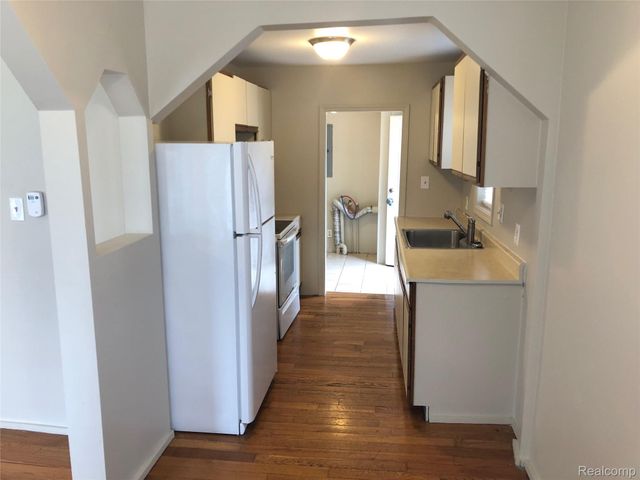 220 W Columbia Avenue, Pontiac, MI 48340