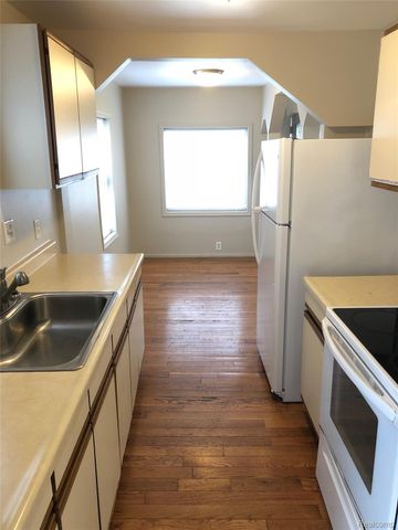 220 W Columbia Avenue, Pontiac, MI 48340