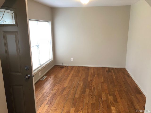 220 W Columbia Avenue, Pontiac, MI 48340