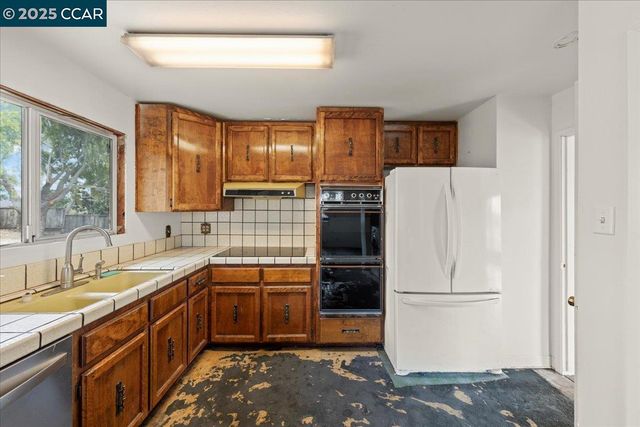2715 Killarney Dr, San Pablo, CA 94806