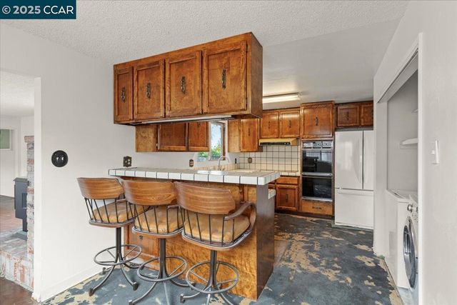 2715 Killarney Dr, San Pablo, CA 94806