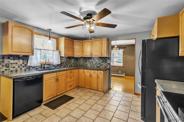 5065 Salt Rd, Clarence, NY 14031