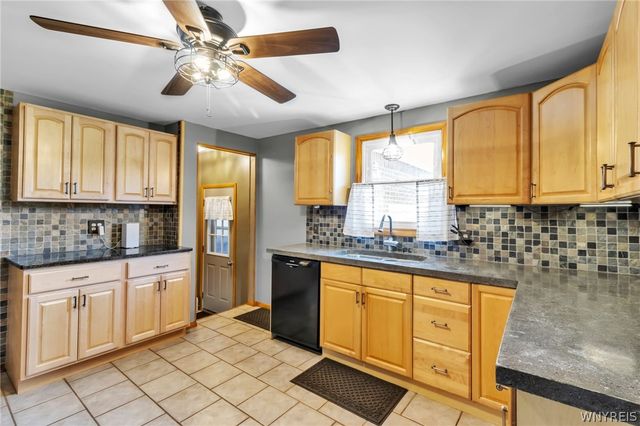 5065 Salt Rd, Clarence, NY 14031