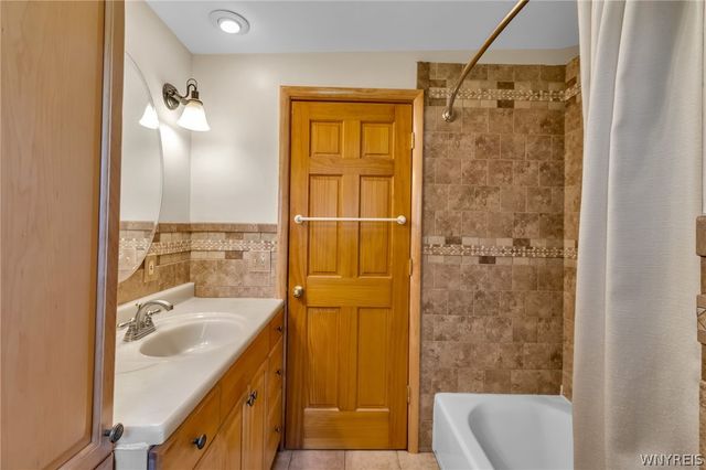 5065 Salt Rd, Clarence, NY 14031