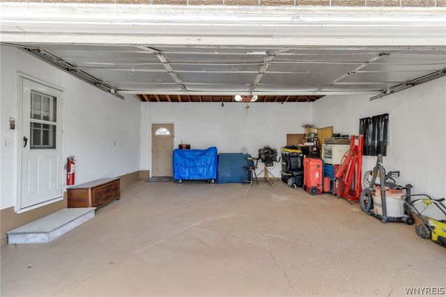 5065 Salt Rd, Clarence, NY 14031