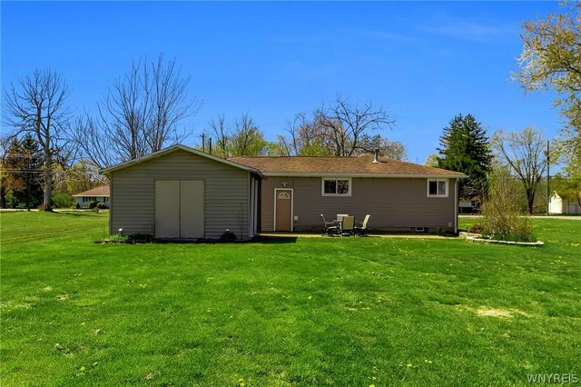 5065 Salt Rd, Clarence, NY 14031