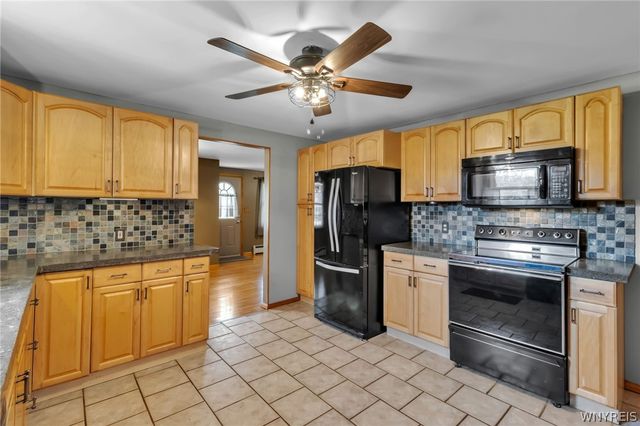 5065 Salt Rd, Clarence, NY 14031