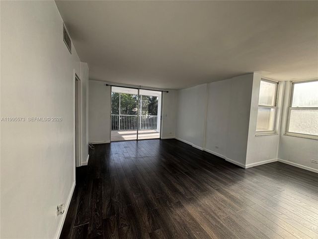 3660 NE 166th St 215, North Miami Beach, FL 33160