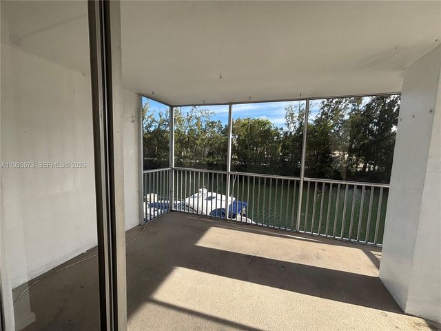 3660 NE 166th St 215, North Miami Beach, FL 33160
